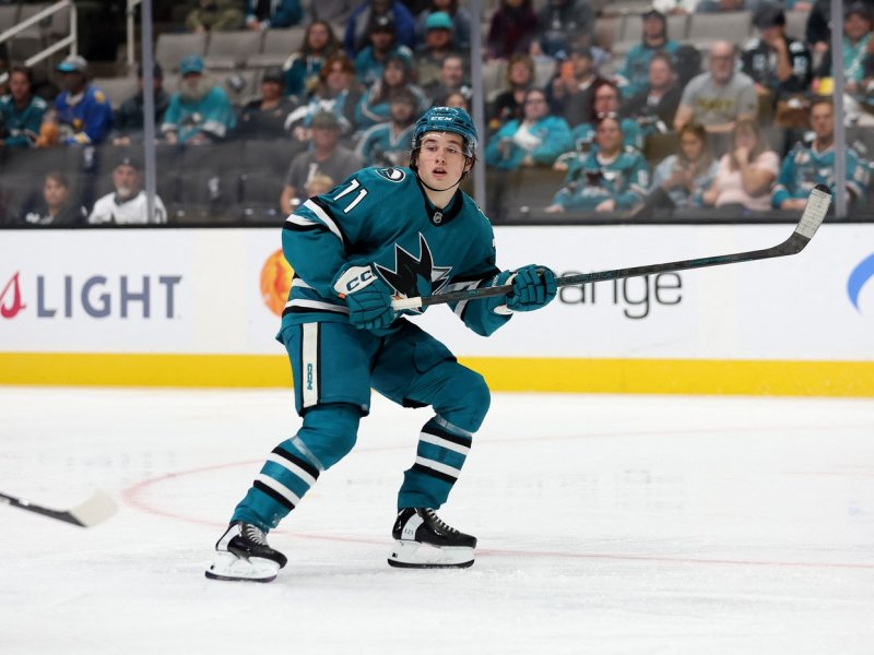 San Jose má nový klubový milník. Celebrini přeskočil Thorntona, McDavid rozdával asistence