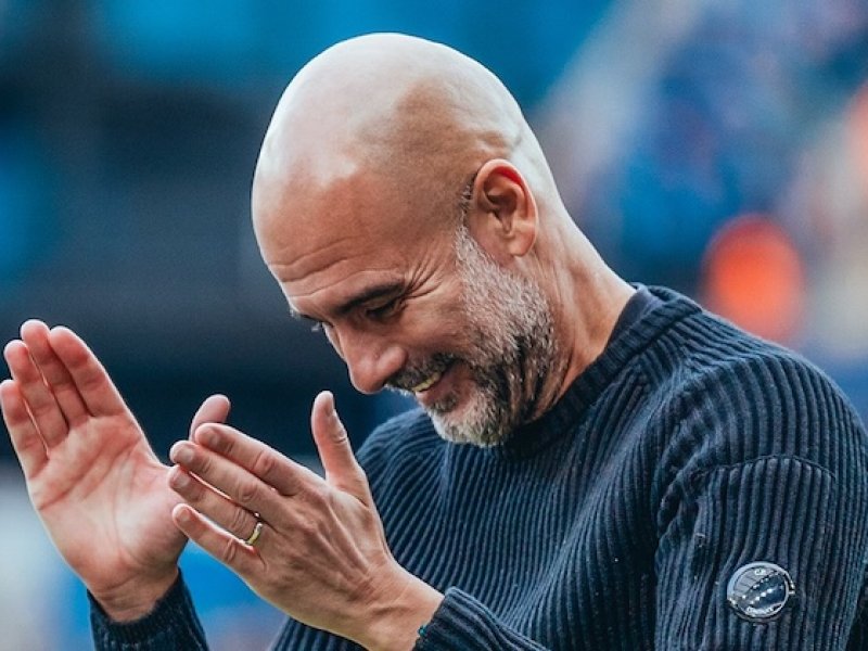 Tohle už na mě nezkoušejte! Guardiola se po záludné otázce neubránil mohutnému záchvatu smíchu