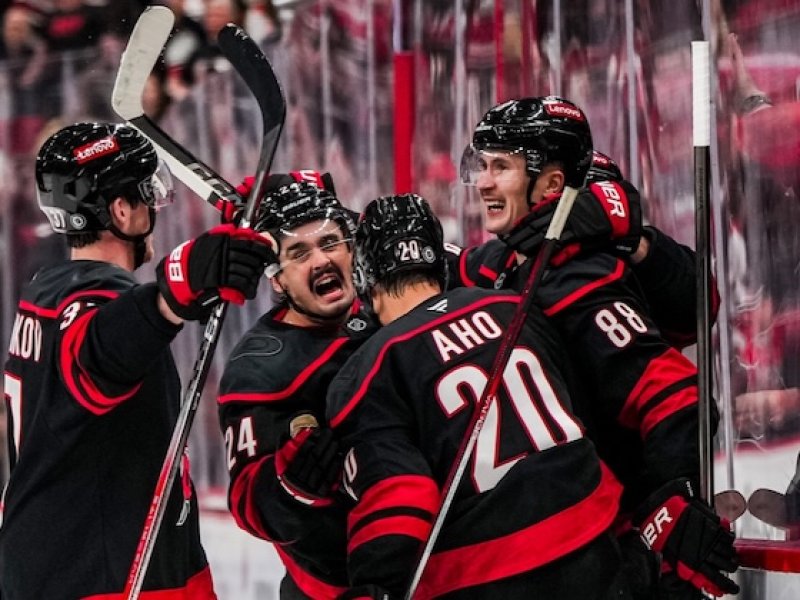 Hurricanes poprvé vedou finále. Vegas srazil nápor ve druhé třetině