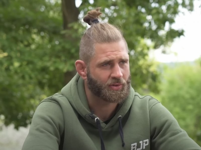 Český samuraj pod palbou. Procházkovi se za výmluvu se soucitem směje celé zámoří