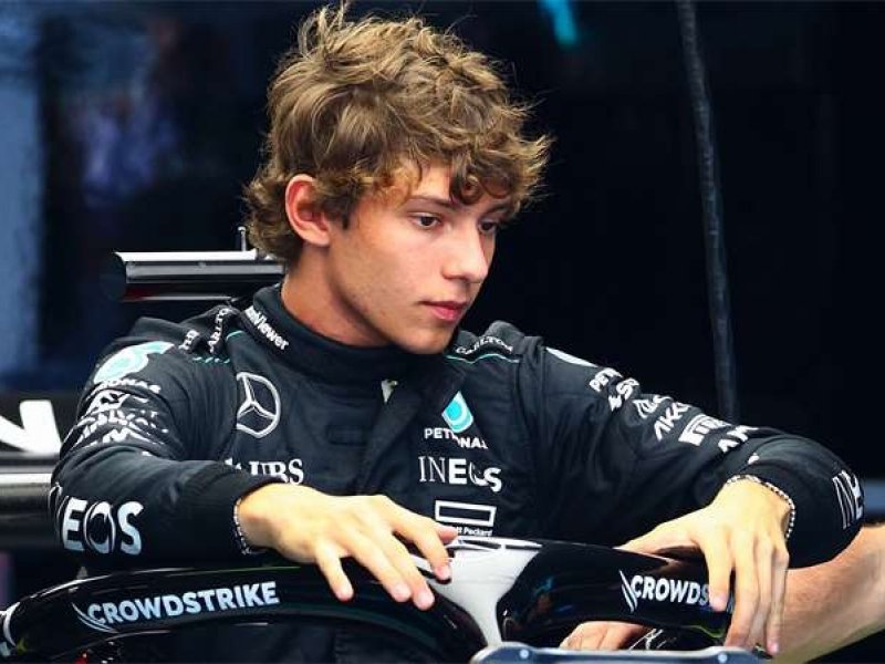 Verstappen prožívá víkend hrůzy, stříbrné šípy naopak slaví. Nováček přepisuje historii formule 1