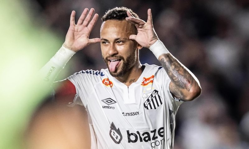 Fanoušci Santosu trpělivě čekali čtyři zápasy. Neymar prolomil střelecké trápení penaltou