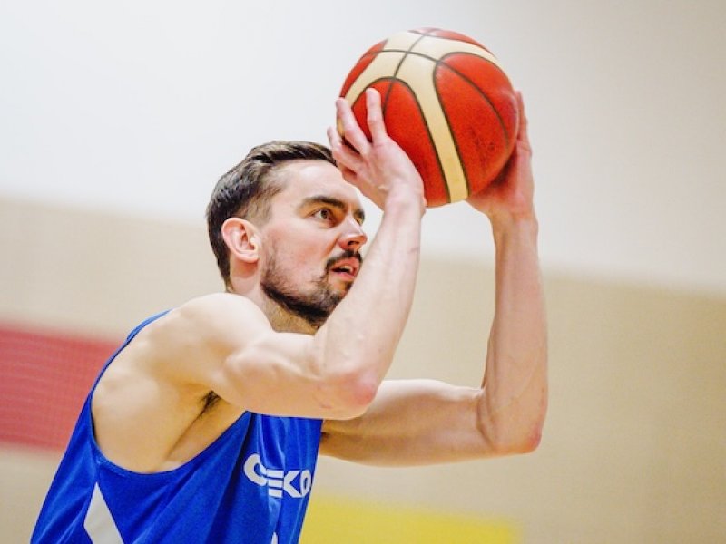 Satoranský po pádu na hlavu opustil palubovku na nosítkách. Do nemocnice zamířil v den 35. narozenin