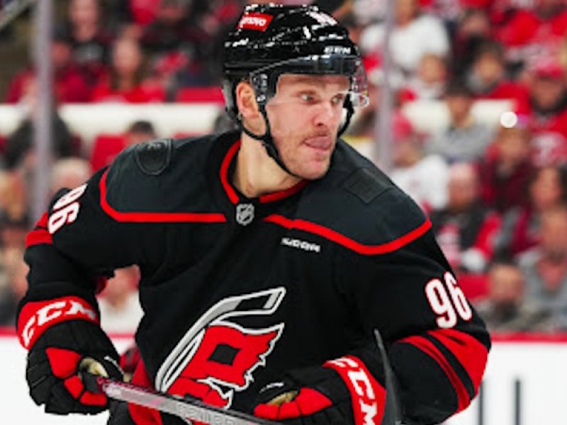 Když nepomohou tihle dva, tak už nikdo. Carolina vsadila na ofenzivu i sílu. Chce Stanley Cup