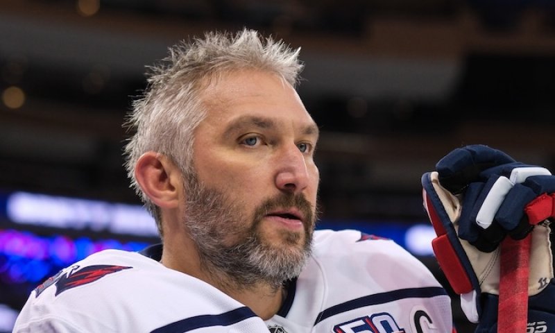 Už jen 10! Ovečkinovu stíhací jízdu za Gretzkym odpočítává celá kabina Capitals. Sesadí ho v dubnu?