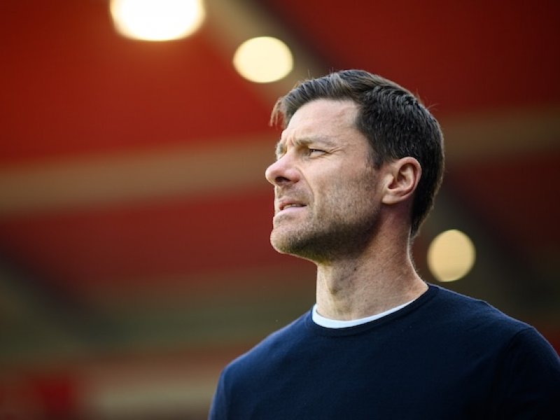 Návrat Xabiho Alonsa a Maguireův ústupek: Jak vypadá aktuální dění na fotbalovém trhu