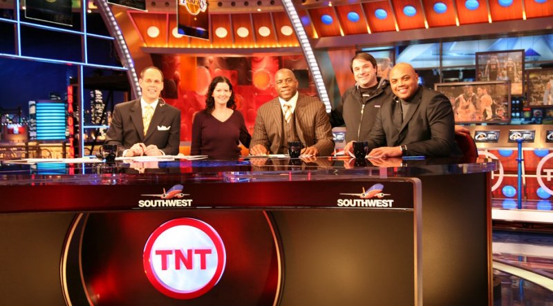 Ernie Johnson dostal květiny i slzy. Legendární tým Inside the NBA mění domov