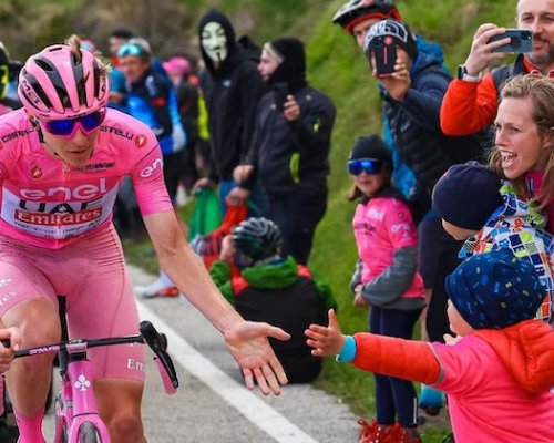 Giro se pokloní papeži Františkovi. Jeho nejtvrdší etapa v Alpách je však v ohrožení...