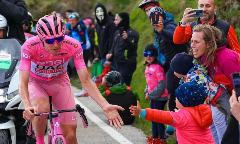 Giro se pokloní papeži Františkovi. Jeho nejtvrdší etapa v Alpách je však v ohrožení...