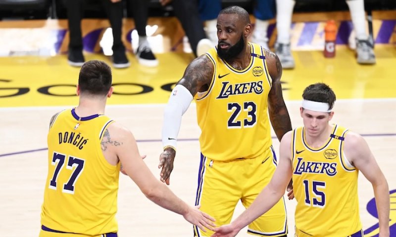 Superhvězdy za miliardu a play-off jen na 5 dílů. Lakers potřebují nový scénář