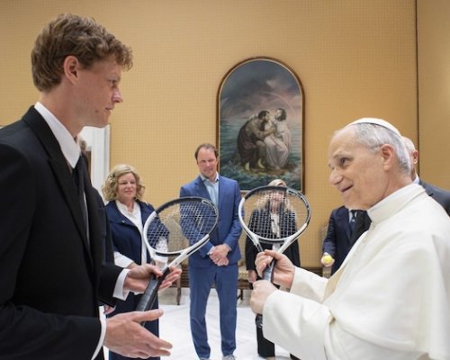 Z kurtu ke kardinálům: Sinner přinesl rakety do Vatikánu, hlava církve ale pinknutí odmítla
