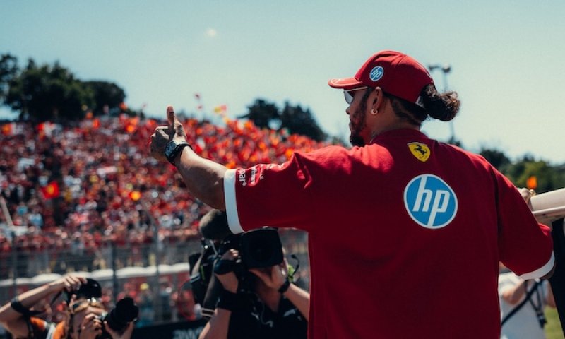 Slzy, záblesk formy a barvy Ferrari všude kolem. Hamilton v Imole konečně ožil a vzpomínal na Schumachera