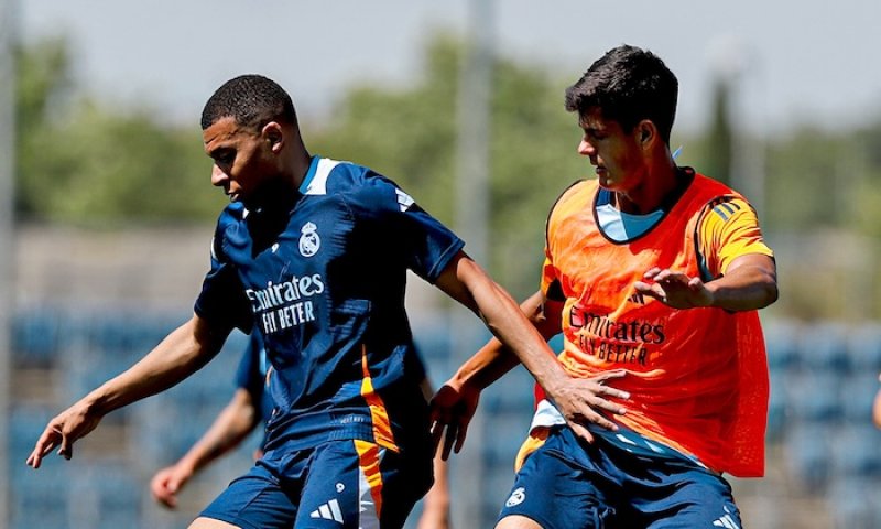 Mbappé přestřílel celou Evropu a připsal si významný unikát. Zlatou kopačku bere i přes 39 gólů Gyökerese