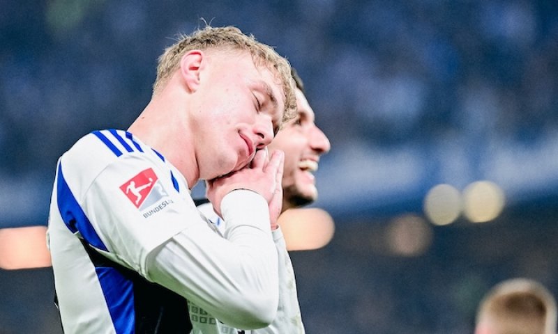 Sparto, nevolej. Karabec chce hrát Bundesligu na Volksparkstadionu a podle Bildu by tomu mohl pomoci "chaos na Letné"