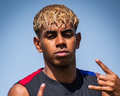 Ze tří milionů eur na čtyřicet. Barca dělá z Yamala nejdražšího teenagera světa. Ten chce i k penaltám a standardkám