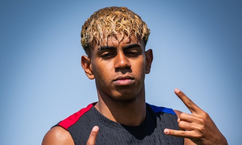 Ze tří milionů eur na čtyřicet. Barca dělá z Yamala nejdražšího teenagera světa. Ten chce i k penaltám a standardkám