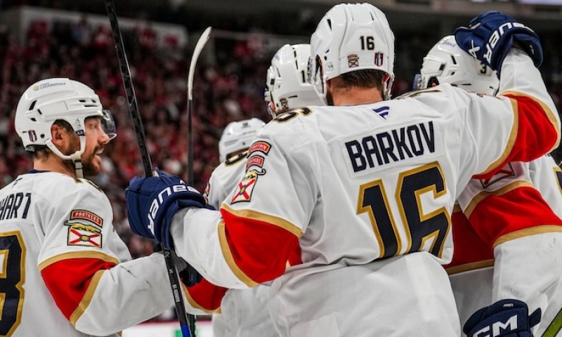 Florida se zachovala přesně jako loni: žádné osahávání trofeje, jen fotka a hurá pro Stanley Cup