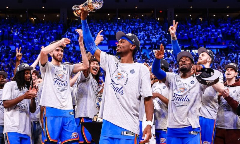 MVP + prsten šampiona? Gilgeous-Alexander má šanci zopakovat Curryho historický kousek z roku 2015
