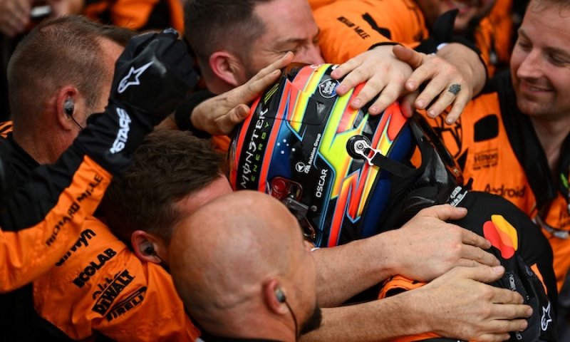 Piastri a McLaren ničí konkurenci. Čtvrté vítězství v sezoně a jasné první místo v Poháru konstruktérů!