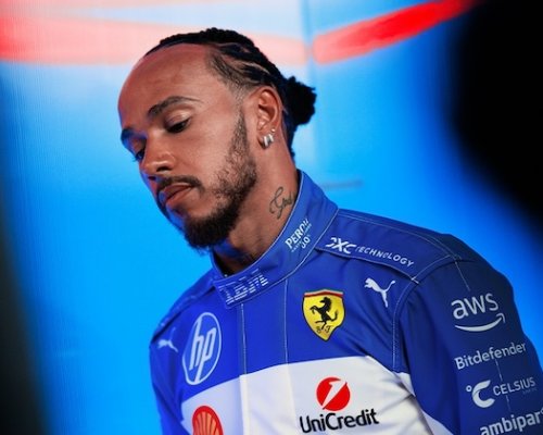 Hamilton zuřil ve vysílačce. "Mám pustit i Sainze?" ptal se po strategickém chaosu Ferrari