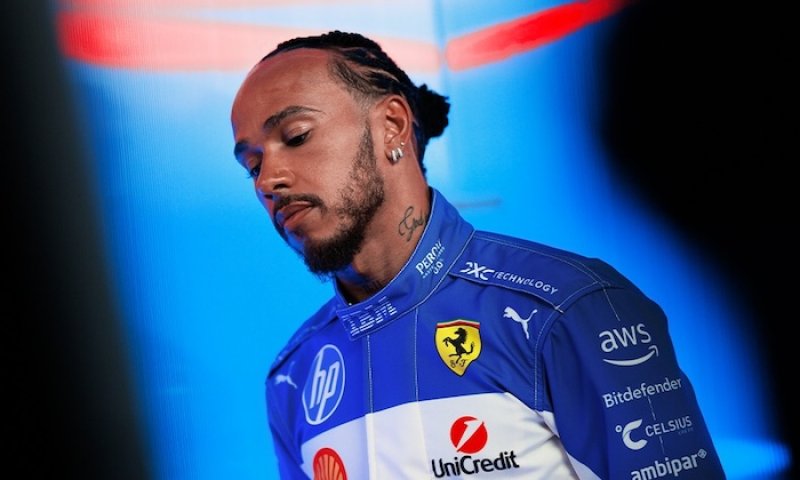 Hamilton zuřil ve vysílačce. "Mám pustit i Sainze?" ptal se po strategickém chaosu Ferrari