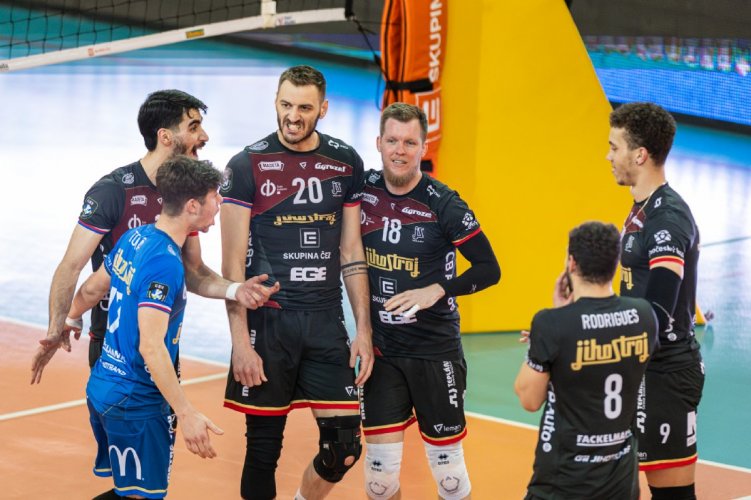 Jihostroj udržel oporu a vyřešil klíčovou pozici. S českým reprezentantem zůstává i odchovanec Emmer