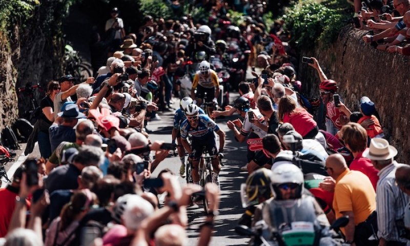 Giro d Italia bez Pogačara i Vingegaarda? Nejotevřenější ročník za poslední dekádu slibuje divočinu