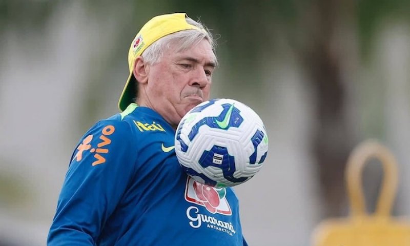 Ancelotti pod drobnohledem. Brazilská TV spočítala, že s Paraguayí rozžvýkal 9 žvýkaček. Šest v první a 3 ve druhé půli
