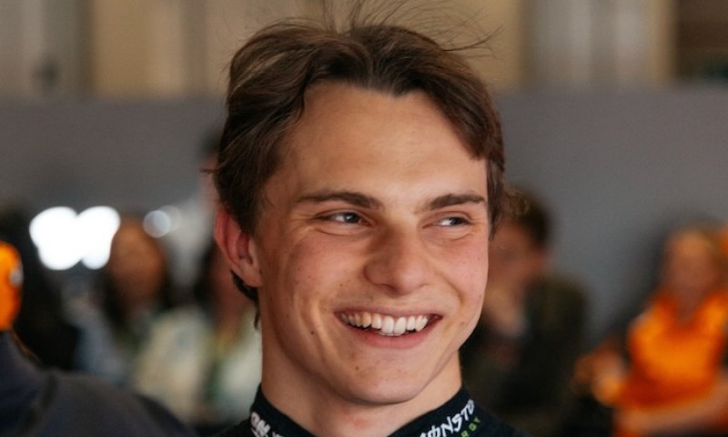 V kolech oheň, v žilách led. Novým Icemanem a nástupcem Räikkönen je Piastri