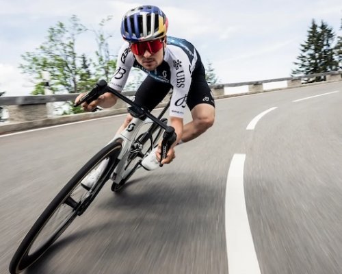 Pidcock ukázal, proč patří k nejlepším sjezdařům světa. V Německu letěl rychlostí 95 km/h, záda mu kryl šampion Dakaru