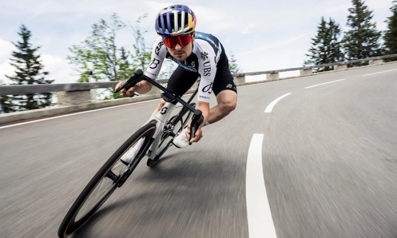Pidcock ukázal, proč patří k nejlepším sjezdařům světa. V Německu letěl rychlostí 95 km/h, záda mu kryl šampion Dakaru