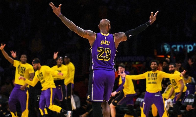 Konec jedné dynastie a nejdražší prodej v dějinách sportu! Lakers přechází do rukou majitele, jehož schvaluje i Magic Johnson