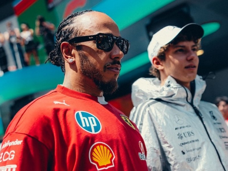 Dusno na boxové zídce střídá absolutní klid. Legendární Brit si konečně dokázal dupnout