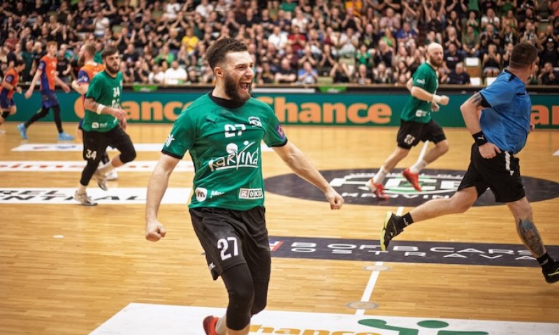 Dvě sezony, dva doubly. Baník napsal zlatou kroniku české házené a smekl před věrnými karvinskými fanoušky