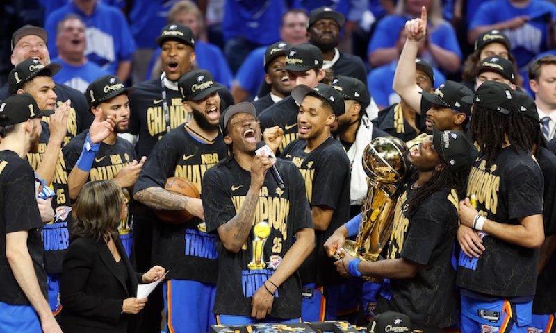 O novém králi NBA se nepochybuje. Gilgeous-Alexander napodobil proslulé trio Jordan, O'Neal a Abdul-Jabbar