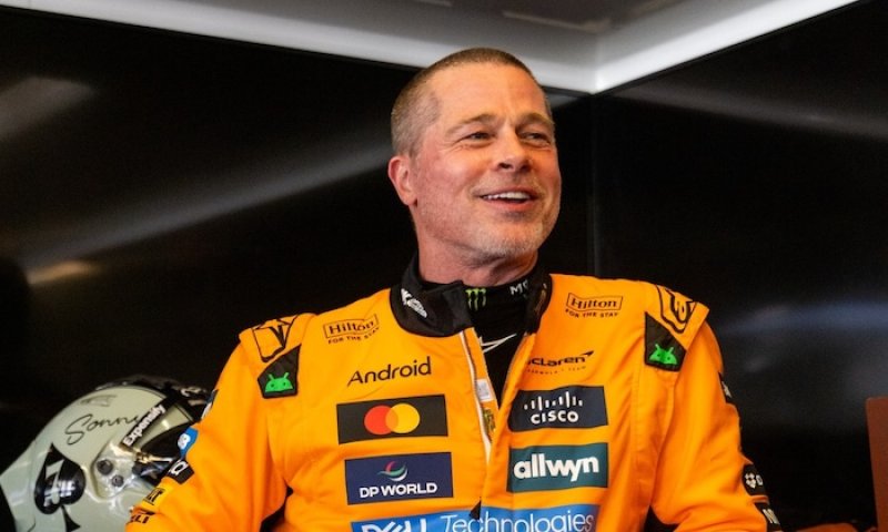 Brad Pitt letěl v McLarenu 317 km/h: Nespal jsem 36 hodin, byl jsem v euforii, přiznal herec. Norrisovi se ale nepřiblížil