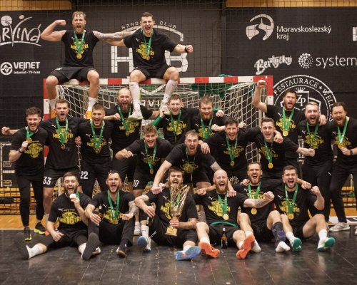 Přehled z palubovek: Karviná zpečetila double, bundesligový šlágr s překvapivě jednoznačným triumfem či změny na extraligových soupiskách