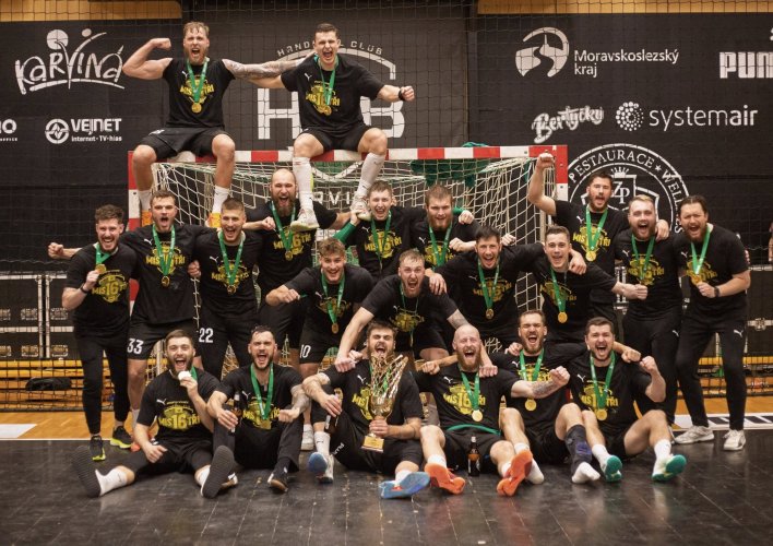 Přehled z palubovek: Karviná zpečetila double, bundesligový šlágr s překvapivě jednoznačným triumfem či změny na extraligových soupiskách