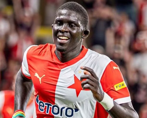 Hotovo! Diouf míří do West Hamu. Slavia na něm vydělá ještě víc, než čekala