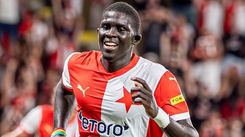 Hotovo! Diouf míří do West Hamu. Slavia na něm vydělá ještě víc, než čekala