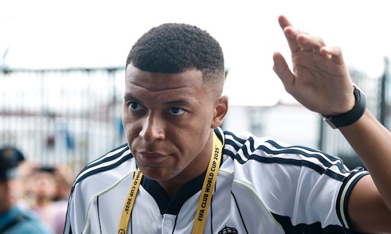 Mbappé se v Realu přihlásil o desítku, kterou měli Modrič, Figo, Sneijder či Özil. Připadne devítka Endrickovi?