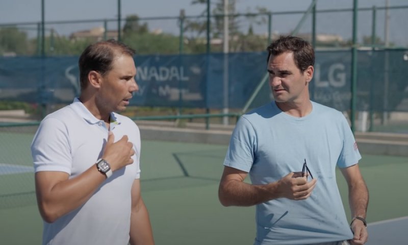 Federer přepadl Nadala na Mallorce: Velikáni potěšili mladíky v akademii a střihli si i golfový duel