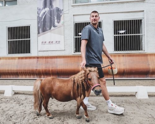 Hvězdný Jokić se po splnění dětského snu rozplakal štěstím. Jeho kůň ovládl prestižní dostih v Srbsku