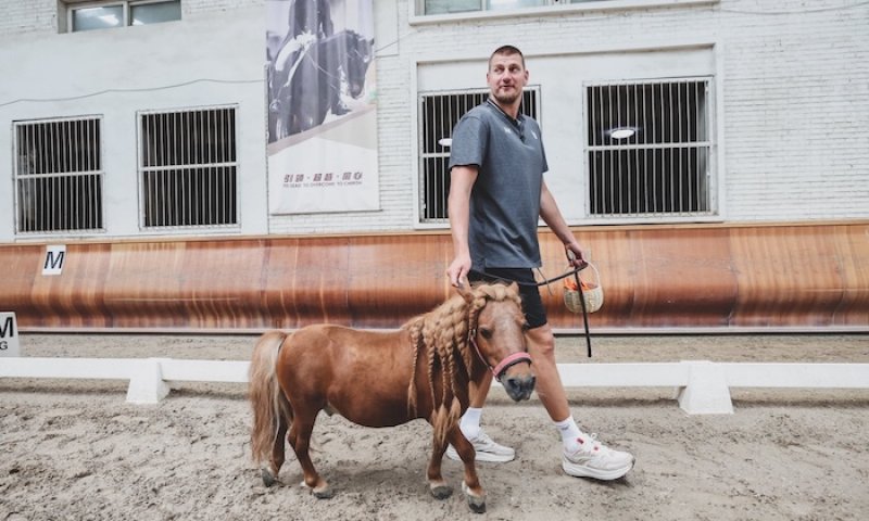 Hvězdný Jokić se po splnění dětského snu rozplakal štěstím. Jeho kůň ovládl prestižní dostih v Srbsku