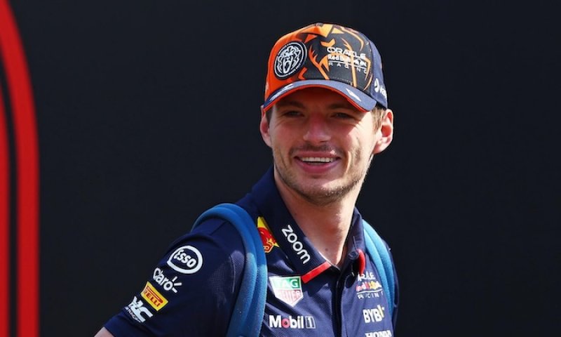 Je rozhodnuto a stáje Mercedes i Aston ostrouhaly: Čtyřnásobný šampion Verstappen nikam nejde