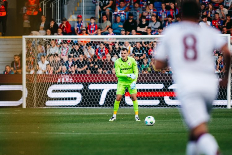 Plzeňské fotbalisty přišel před odletem do Ženevy pozdravit zraněný Jedlička. Je plný optimismu, prozradil Trousil