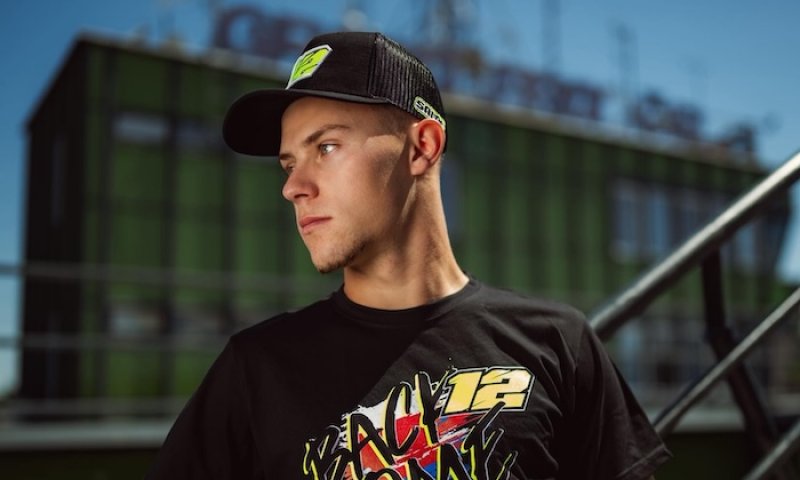 Osm let mezi elitou, budoucnost v mlze. Salač bojuje o setrvání v Moto2, Abraham se jeho nervozitě nediví