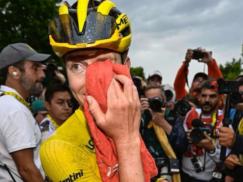 Prostředníček místo fotky. Pogačar narazil na „největšího“ fanouška a nestačil se divit