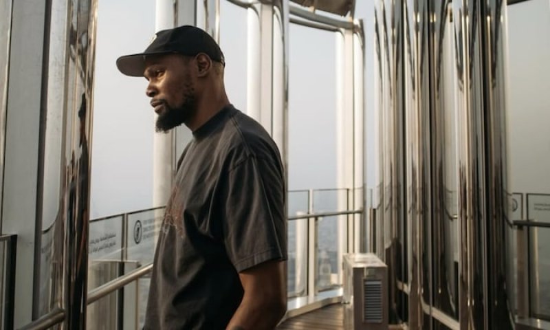Hvězdný Durant už zařezává v Houstonu. Do rekordní výměny se zapojilo hned sedm týmů NBA