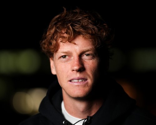 Sinnerovi pomohlo na Wimbledonu zranění soupeře. Teď ho však může vyřadit stejný problém